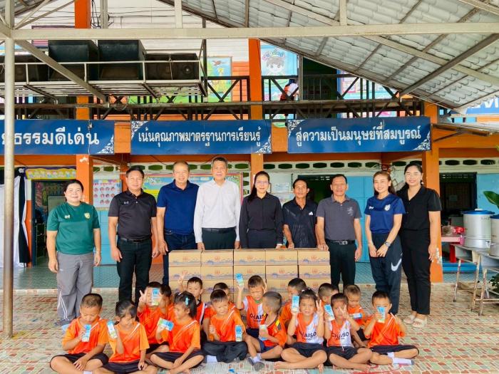 มอบนมให้กับนักเรียน 