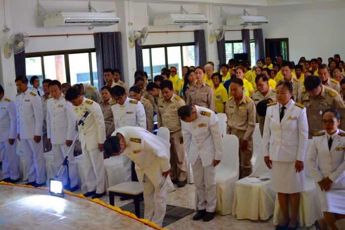 พิธีพระราชทานพระบรมฉายาลักษณ์พระบาทสมเด็จพระเจ้าอยู่หัวและสมเด็จพระนางเจ้าฯ พระบรมราชินี